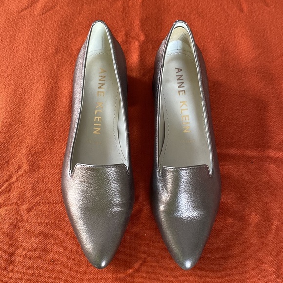 Anne Klein metallic taupe leather 1.5” heels. Worn once. EUC. - Picture 2 of 10